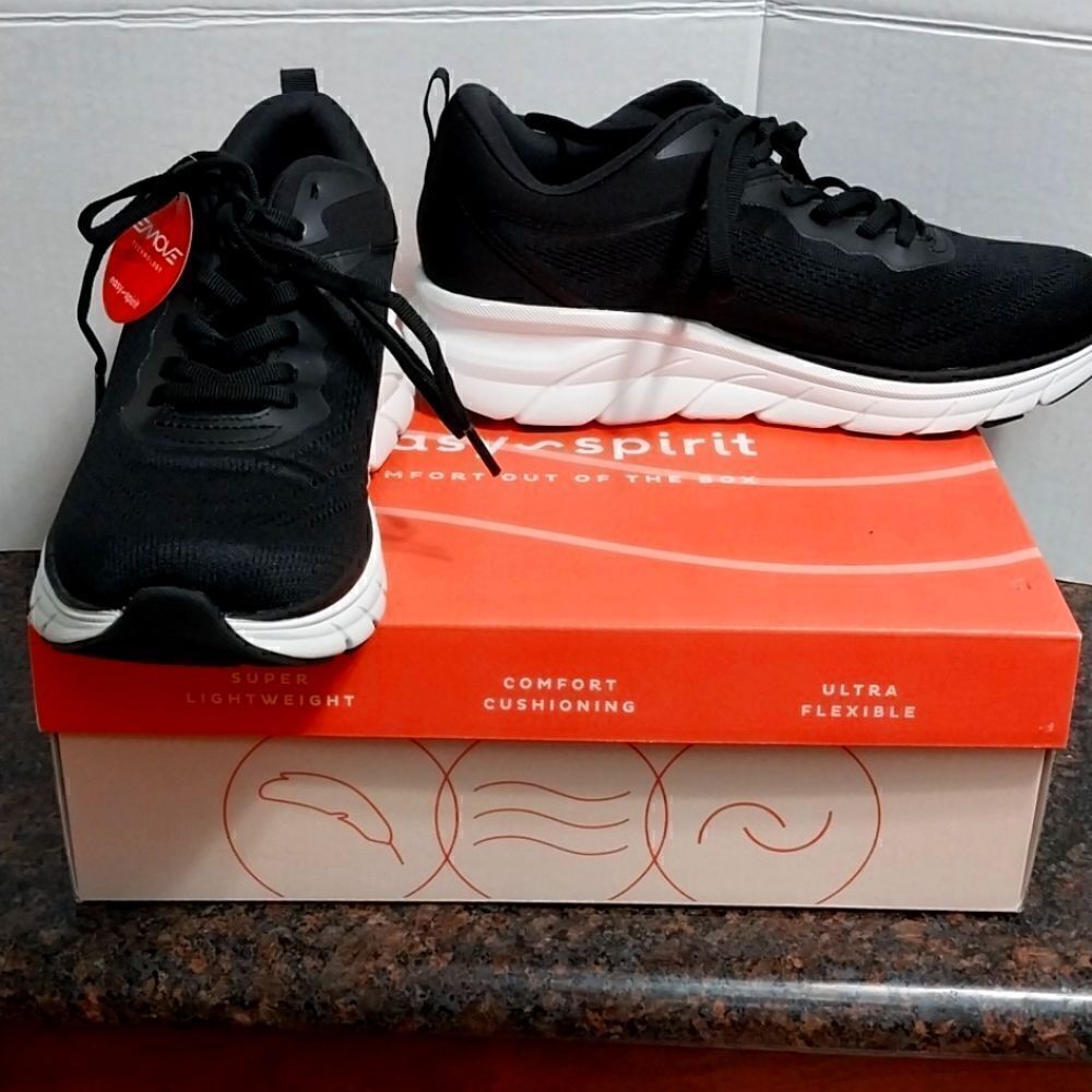 EASY SPIRIT X DENISE AUSTEN "MELINDA" SNEAKERS...SIZE 9M...NEW IN BOX.